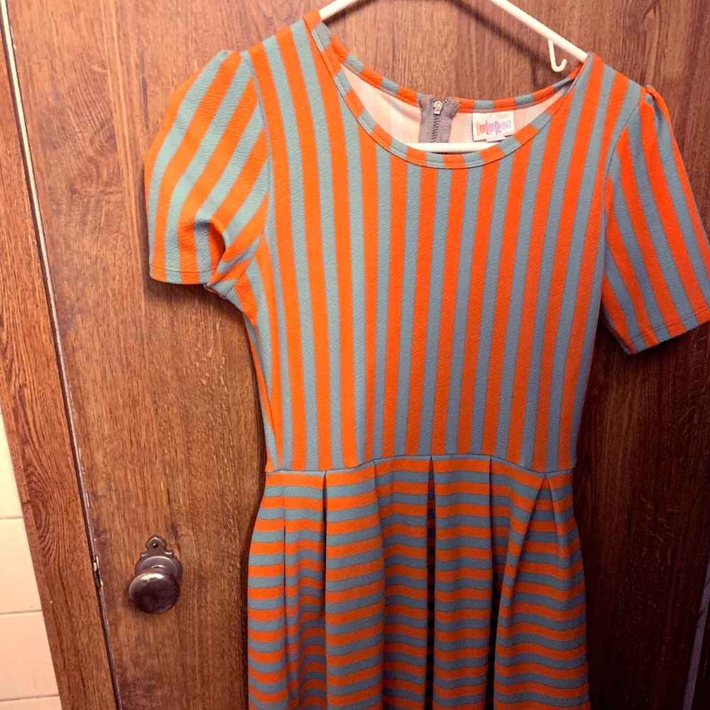 Lularoe Small Amelia with Pockets zipper on back